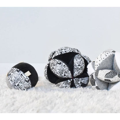 Wee Gallery Taggy Ball w/Rattle: Nordic